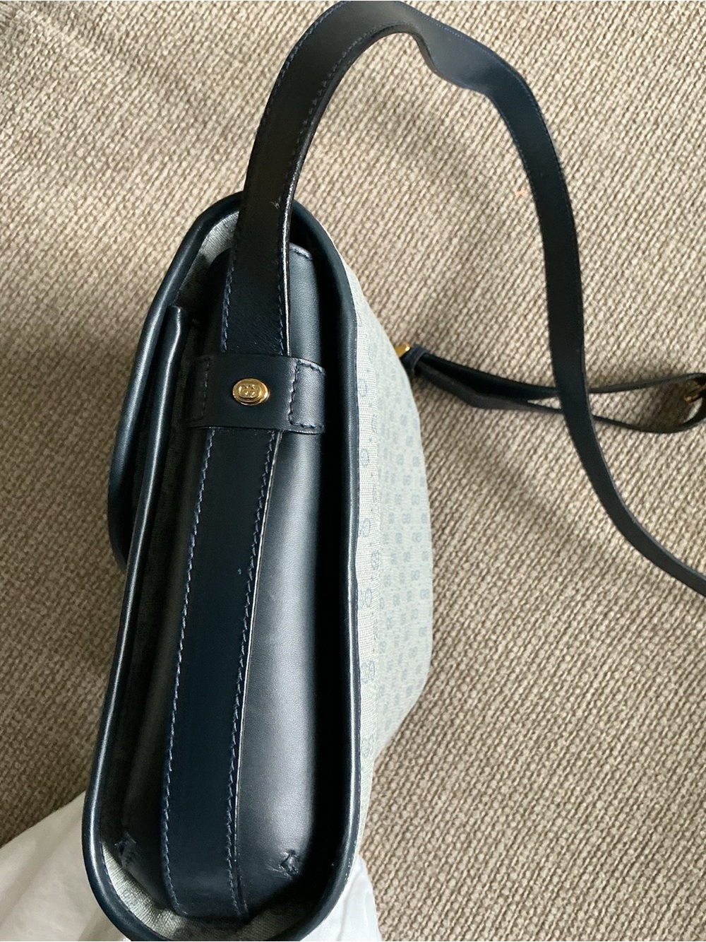 GUCCI Classic Monogram Crossbody Bag in Light Gray and Black - Picture 4 of 16